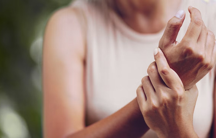 Manos femeninas con más bacterias