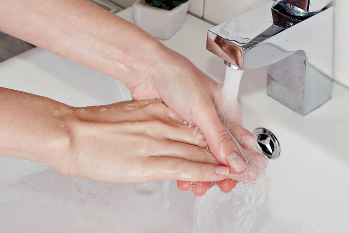 Manos femeninas con más bacterias