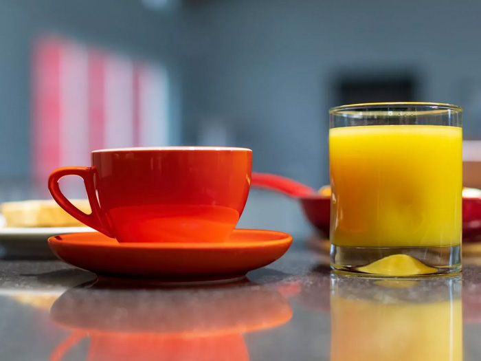 ¿Qué es más saludable, el café o los jugos de frutas?