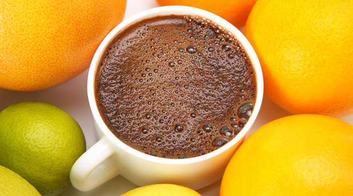 ¿Qué es más saludable, el café o los jugos de frutas?