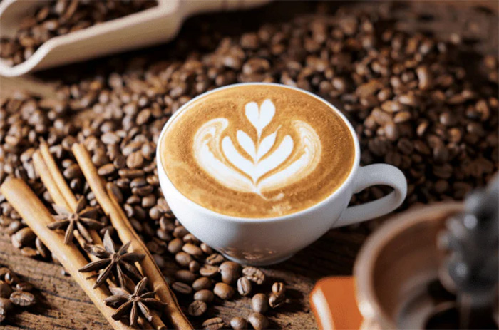 ¿Qué es más saludable, el café o los jugos de frutas?