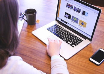 Envejecimiento digital: vivir conectados sin dañar la piel