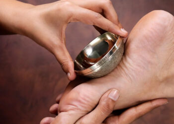Con el Kansu en los pies: el masaje ayurveda que estimula los puntos reflejos