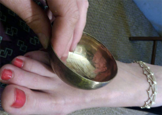 Con el Kansu en los pies: el masaje ayurveda que estimula los puntos reflejos