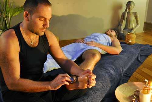 Con el Kansu en los pies: el masaje ayurveda que estimula los puntos reflejos