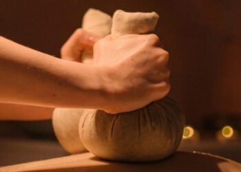 El masaje con pindas calientes de especias del Mayan Luxury Spa