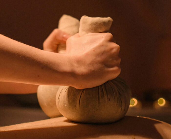 El masaje con pindas calientes de especias del Mayan Luxury Spa