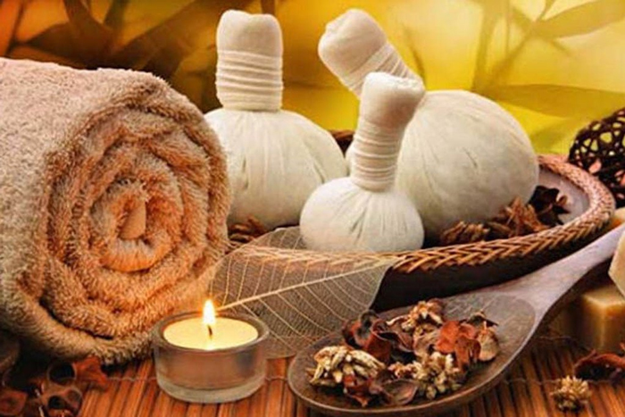 Técnica del masaje con pindas: una combinación de manos, piel, hierbas y aromas